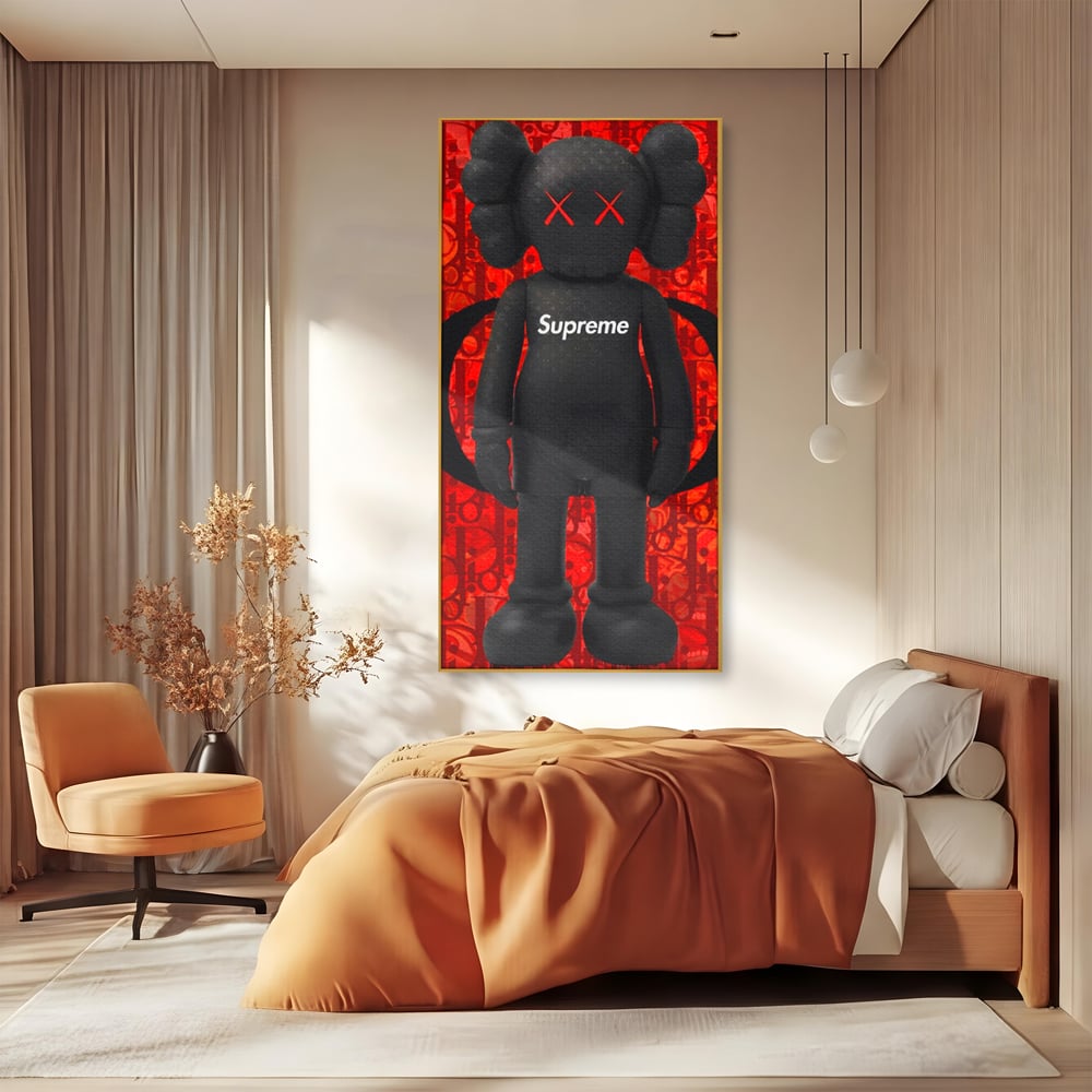 Tablou canvas cu tablou canvas cu robot negru supreme, in rama de aluminiu auriu, pe perete intr-un dormitor